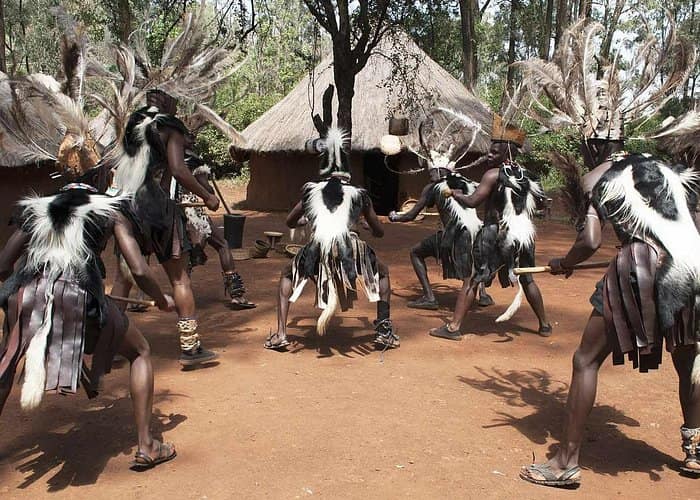 Nairobi city sights, Giraffe Encounters & Traditional dances Tour 3